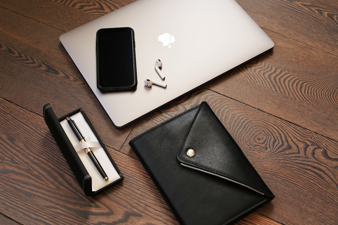 ノートPCとスマホでai営業ツールを活用する中小企業の営業担当者