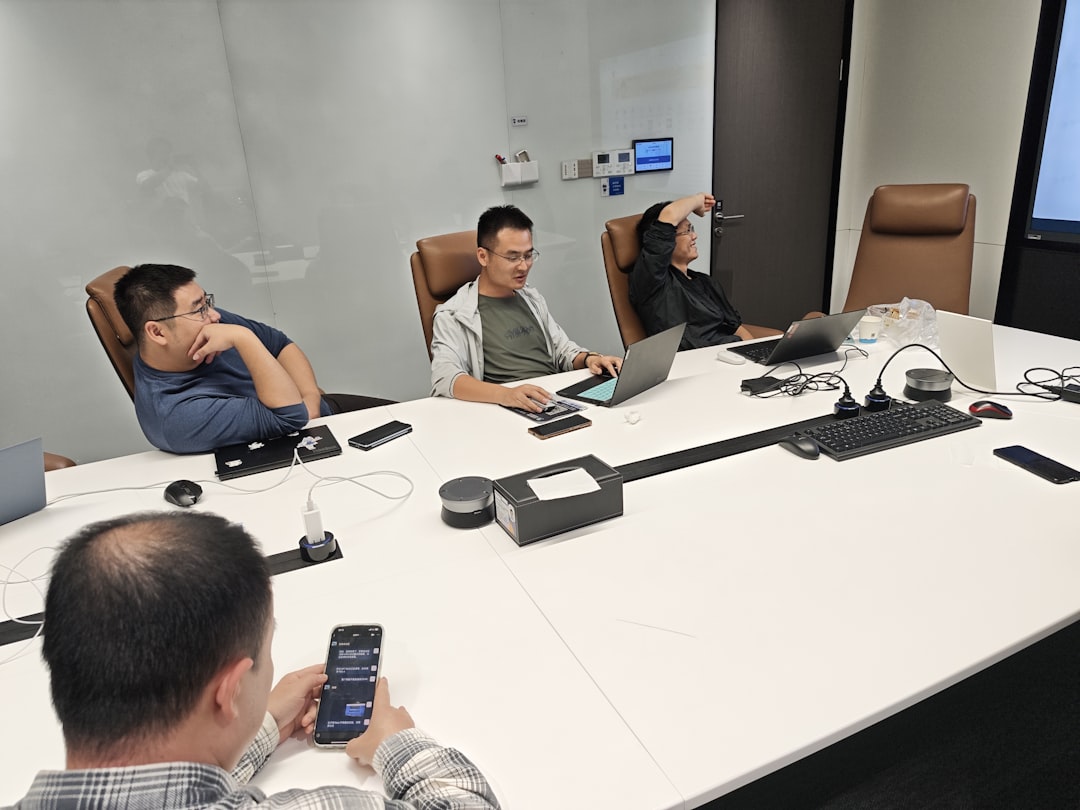 営業AI導入プロジェクトを進めるチームの会議
